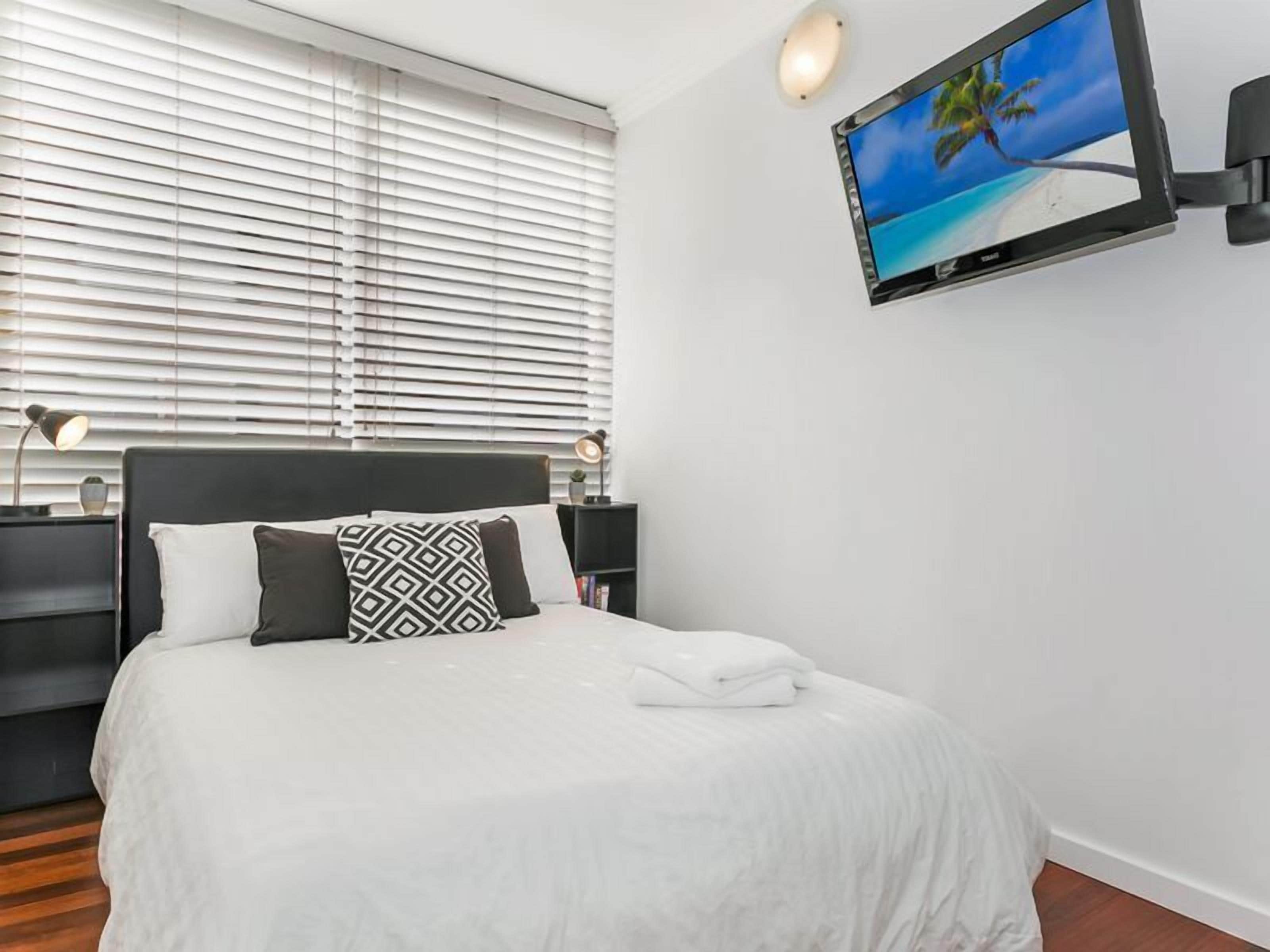 Beachfront on Golden Mile FREE Wi-Fi and Netflix — image 12