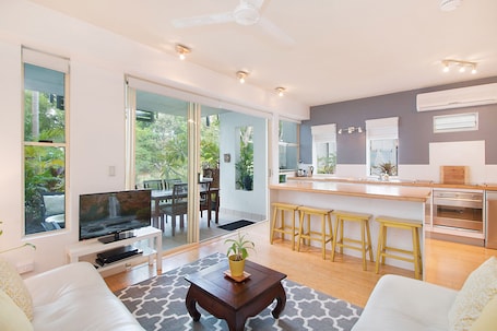 TV, DVD player. Osteria Weddings | Quick Walk to Venue | Short Stroll to Casuarina Beach