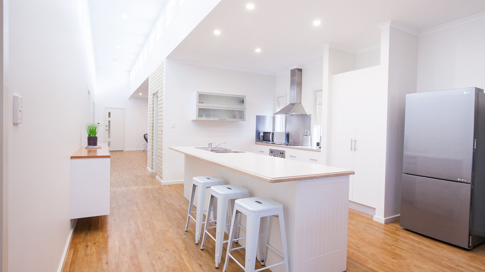 No.27 - CONTEMPORARY FAMILY LIVING near the Marina