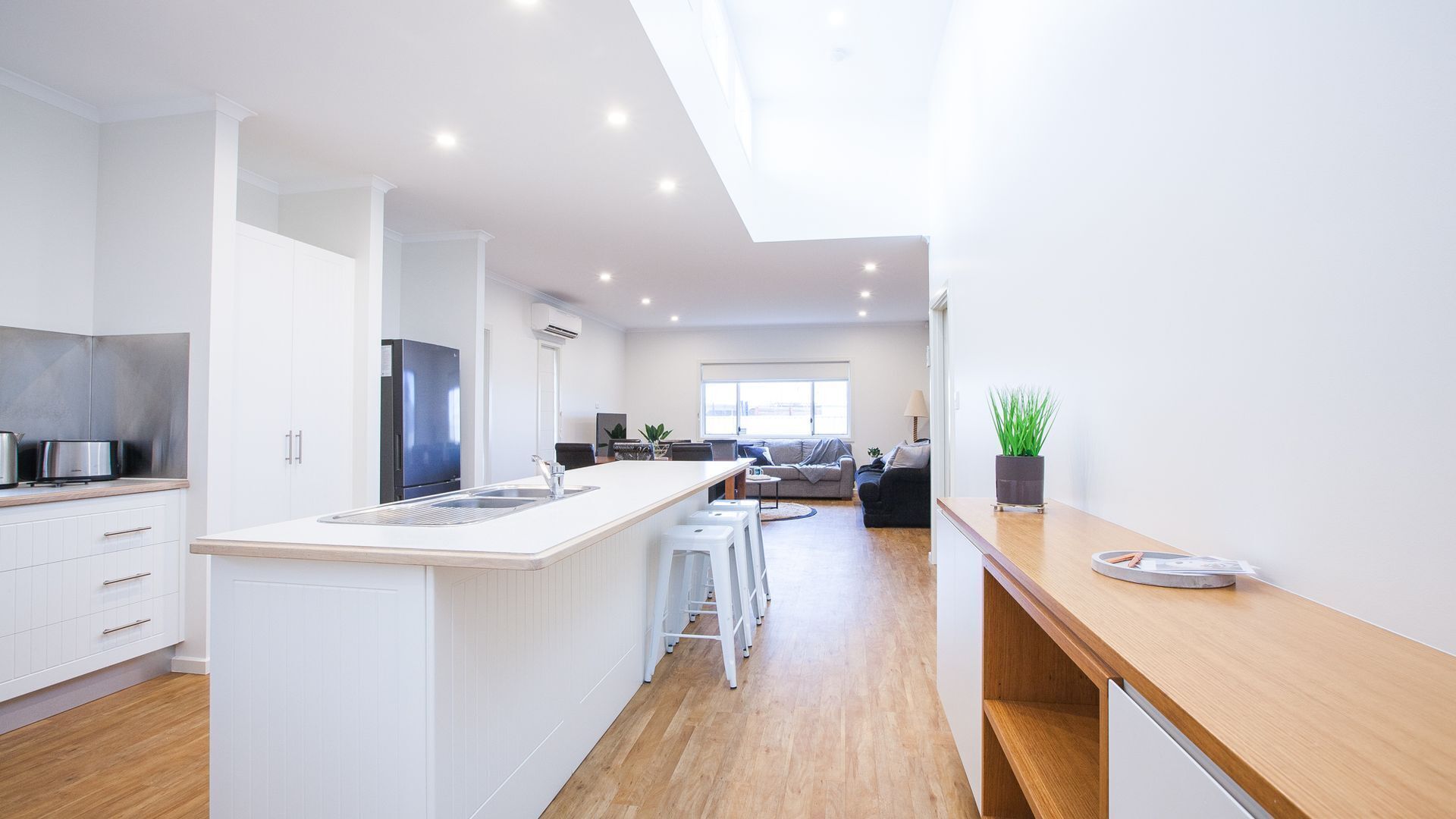 No.27 - CONTEMPORARY FAMILY LIVING near the Marina