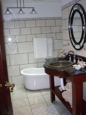 Bathtub, towels, soap, shampoo - Rent 1 apt for up to 6 guests  both apt for up to 12 guests and a discount (Guapiles)
