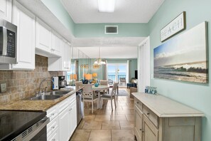 Frigorifero, microonde, forno, piano cottura