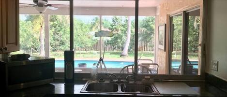 冷蔵庫、電子レンジ、オーブン、コンロ