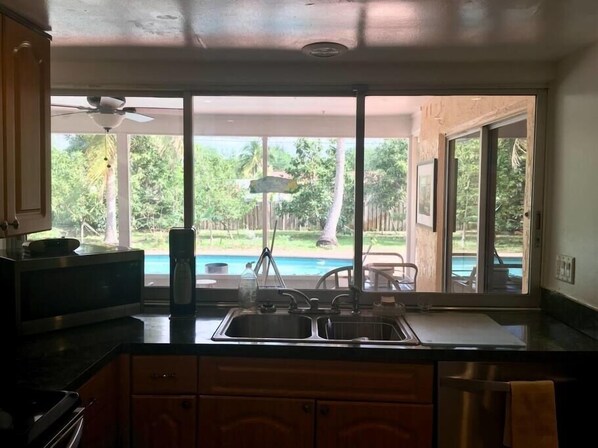 Een koelkast, een microgolfoven, een oven, een kookplaat