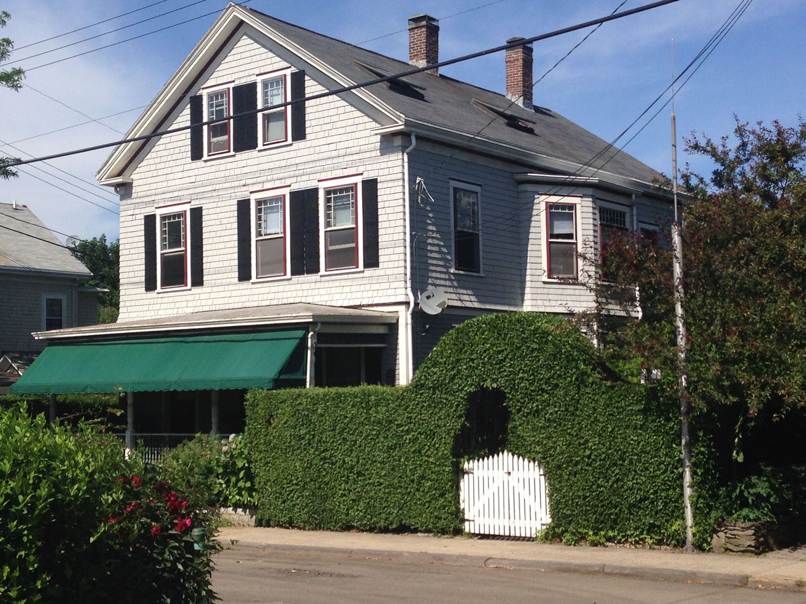 Beautiful victorian w/ big garden, Tesla/EV charger, 2 blocks from water