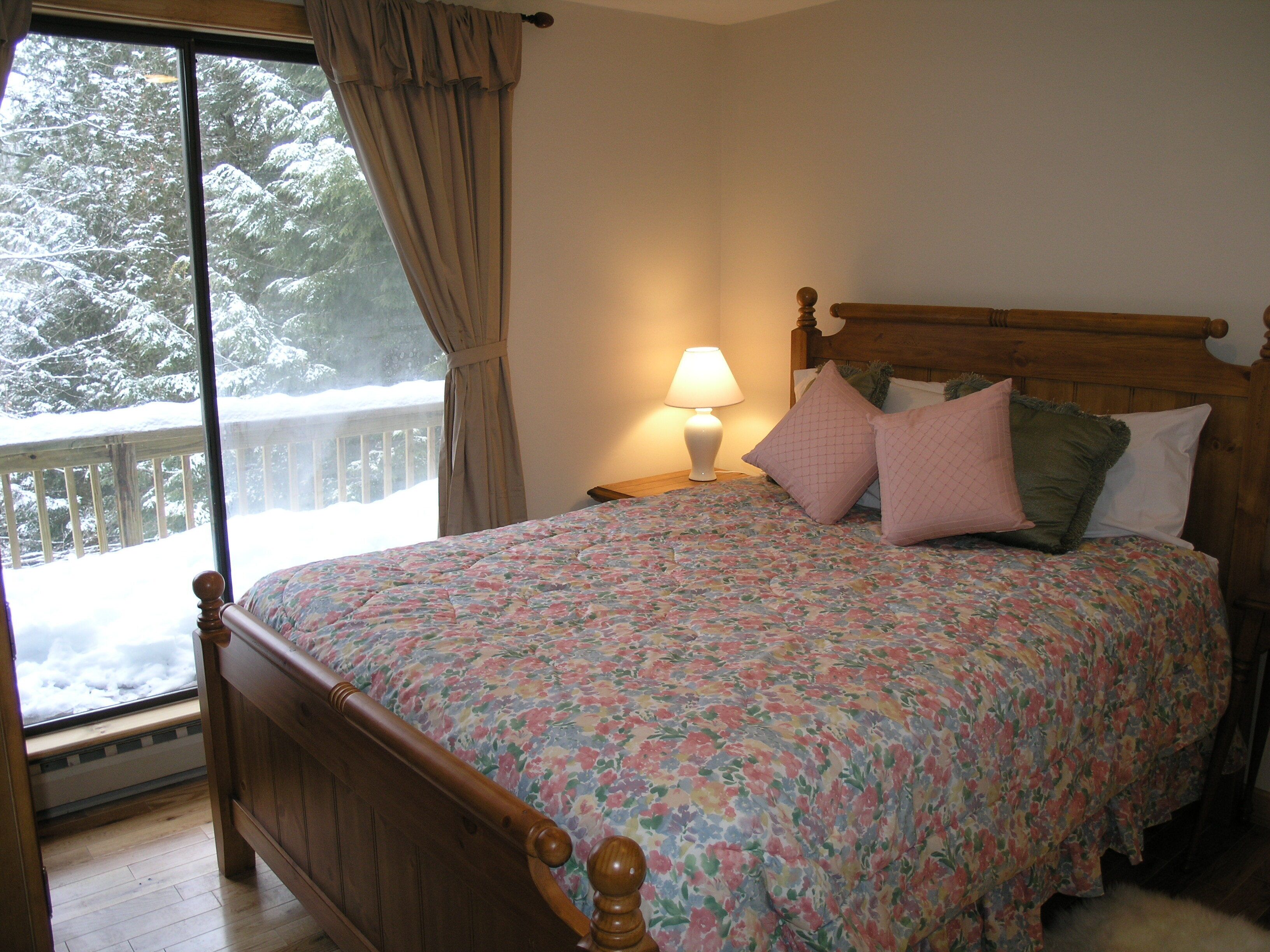 Secluded Waterfront Cottage Walking Distance To Downtown Lake Placid -