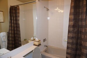 Douche, baignoire Ă jets, sĂšche-cheveux, serviettes fournies