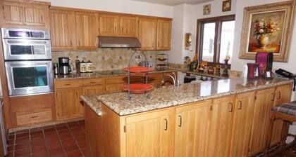 Large 6 Bedroom Home- Ski-in / Ski-out Access (202983-2164)