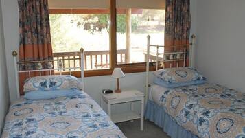 2 bedrooms, iron/ironing board, bed sheets