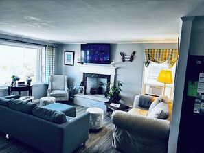 Smart TV, fireplace, DVD player - Beautiful Waterfront Home (Misquamicut)