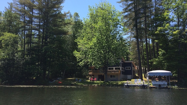 A cabin by a lake surrounded by tall trees. - Lake Rescue Vacation Home- Pets Welcome-Okemo and Killington close!!! (Ludlow)