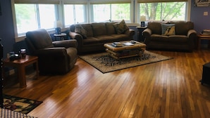 A living room with two sofas, a coffee table, and a rug. - Lake Rescue Vacation Home- Pets Welcome-Okemo and Killington close!!! (Ludlow)