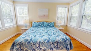 5 bedrooms, iron/ironing board, Internet, bed sheets