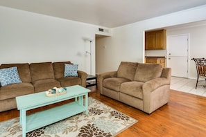 Smart TV, fireplace, DVD player, books - Cozy All Hardwood Home w private POOL near Enloe & CSUC (Chico)