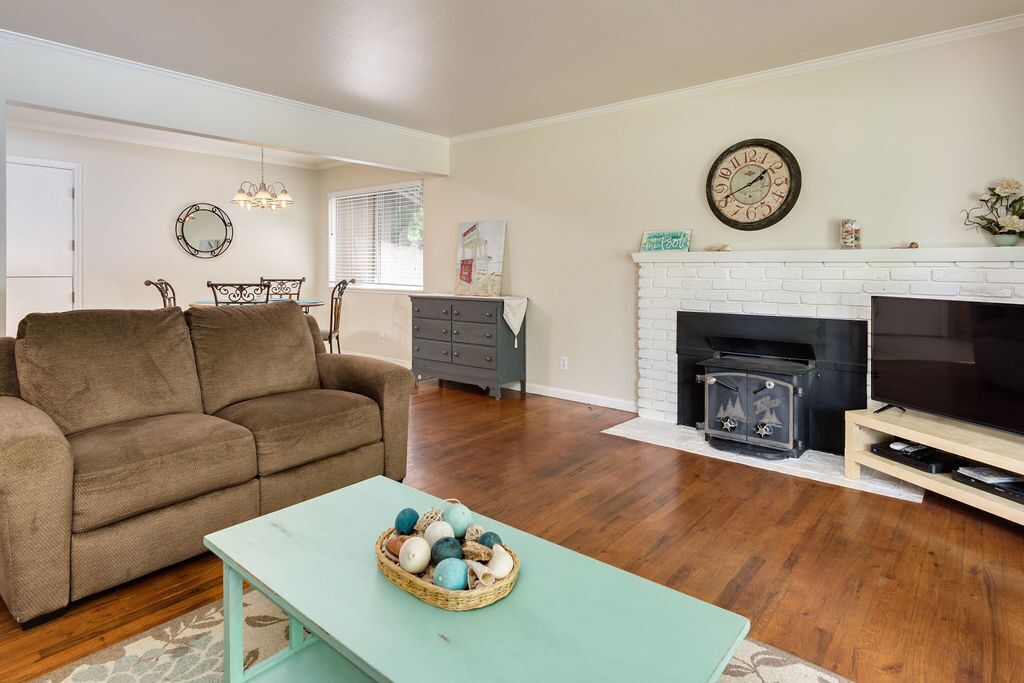 Smart TV, fireplace, DVD player, books