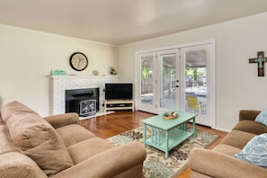 Smart TV, fireplace, DVD player, books - Cozy All Hardwood Home w private POOL near Enloe & CSUC (Chico)