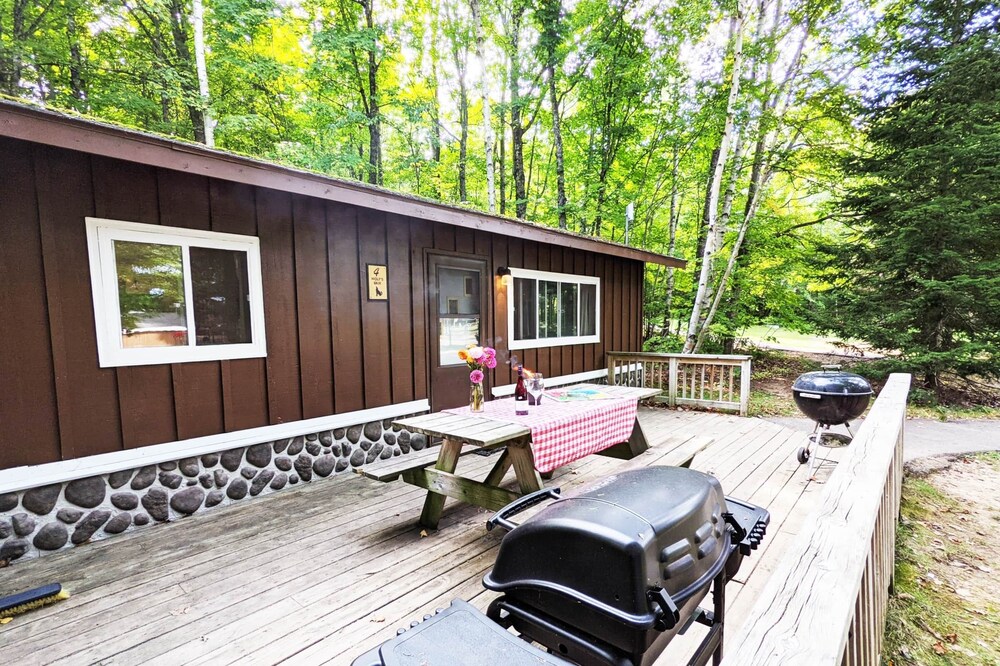Wolf's Lair (Renovated Cabin 4) Premium Amenities Included!