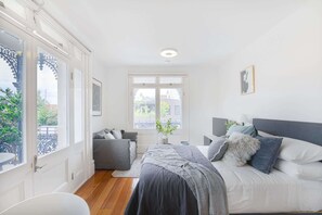 Iron/ironing board, WiFi, bed sheets - Perfect Located Studio Apartment (Glebe)