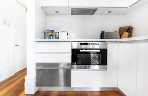 Fridge, microwave, oven, stovetop - Perfect Located Studio Apartment (Glebe)