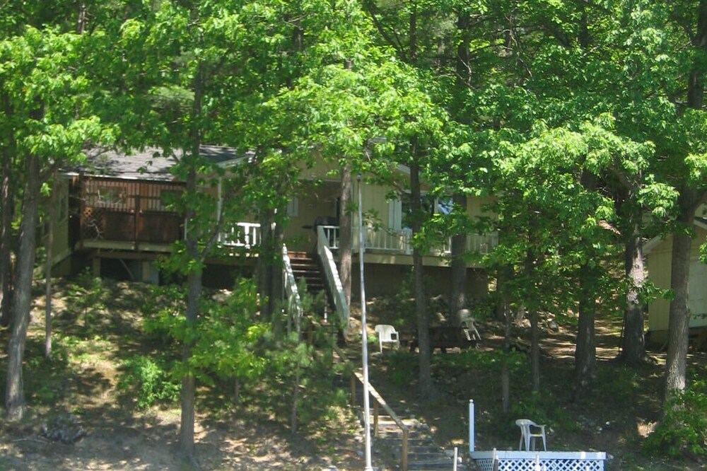 Lakefront Vacation House with Fireplace and Hot Tub.