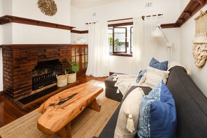 TV, books - Jetty Beach House (Coffs Harbour)