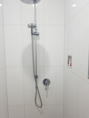 Dusche, Haartrockner, Handtücher, Seife