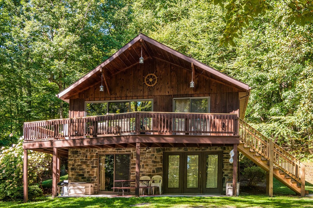 A Charming & Spacious Mountaintop Retreat with Spectacular View!