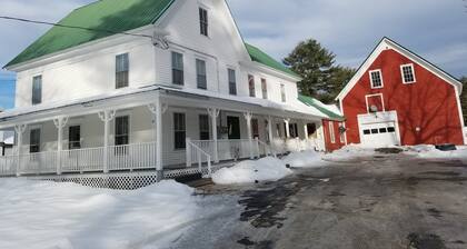Cozy farmhouse (east side), 2 bedrooms, in the heart of nature's playground