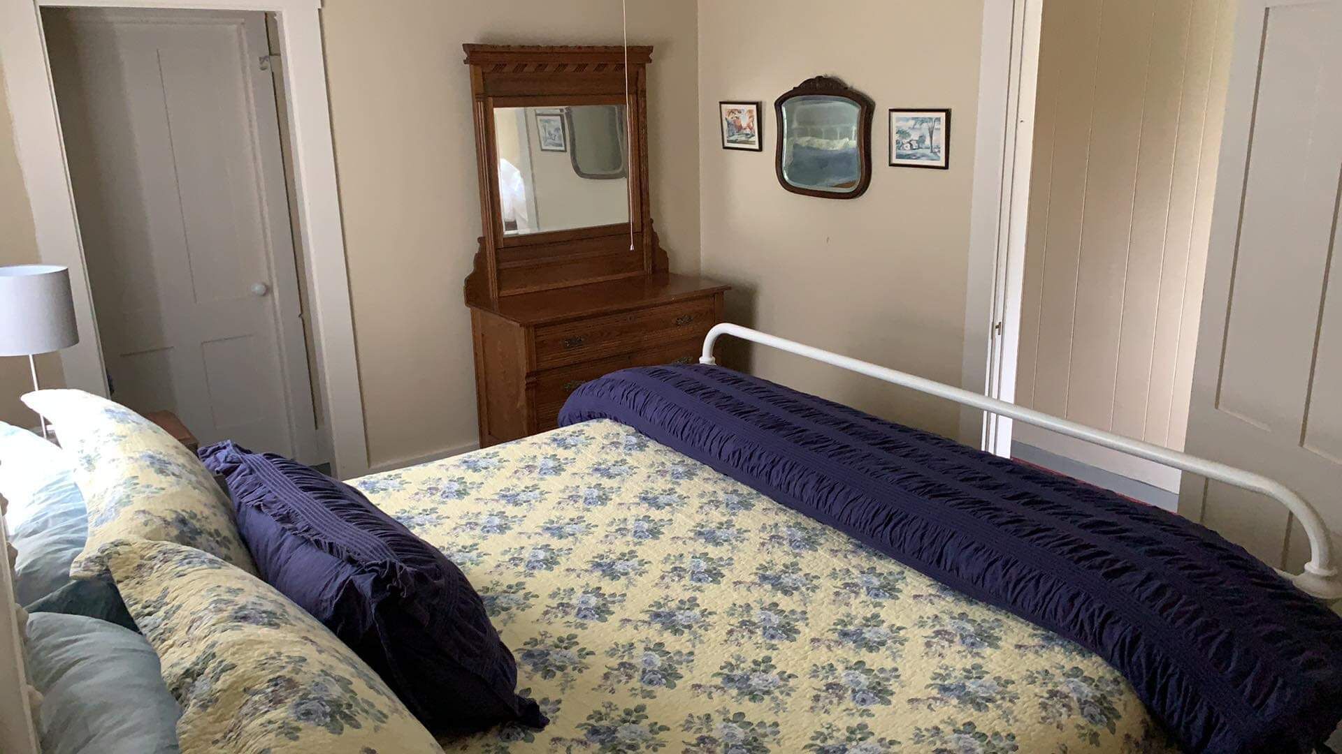 Cozy farmhouse (east side), 2 bedrooms, in the heart of nature's playground