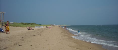 Nära stranden och solstolar