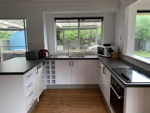 Fridge, microwave, oven, stovetop - Copa Beach House, family friendly, 2 min flat walk to beach, huge backyard (Copacabana)