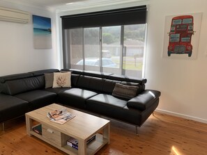 Smart TV, video game console, DVD player, toys - Copa Beach House, family friendly, 2 min flat walk to beach, huge backyard (Copacabana)
