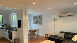 Un espacio moderno para vivir con cocina, comedor y sofá.