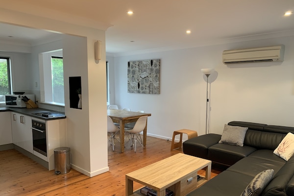 Een smart-tv, een videogameconsole, een dvd-speler en speelgoed