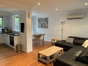 Smart TV, video-game console, DVD player, toys - Copa Beach House, family friendly, 2 min flat walk to beach, huge backyard (Copacabana)