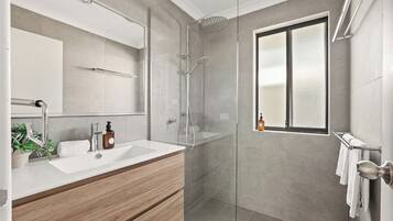Combined shower/bathtub