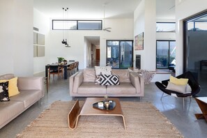 Fireplace, stereo - Dogwood - Stylish 4 bedroom home with wow! Resort facilities, golf, pool and day spa! (ROTHBURY)