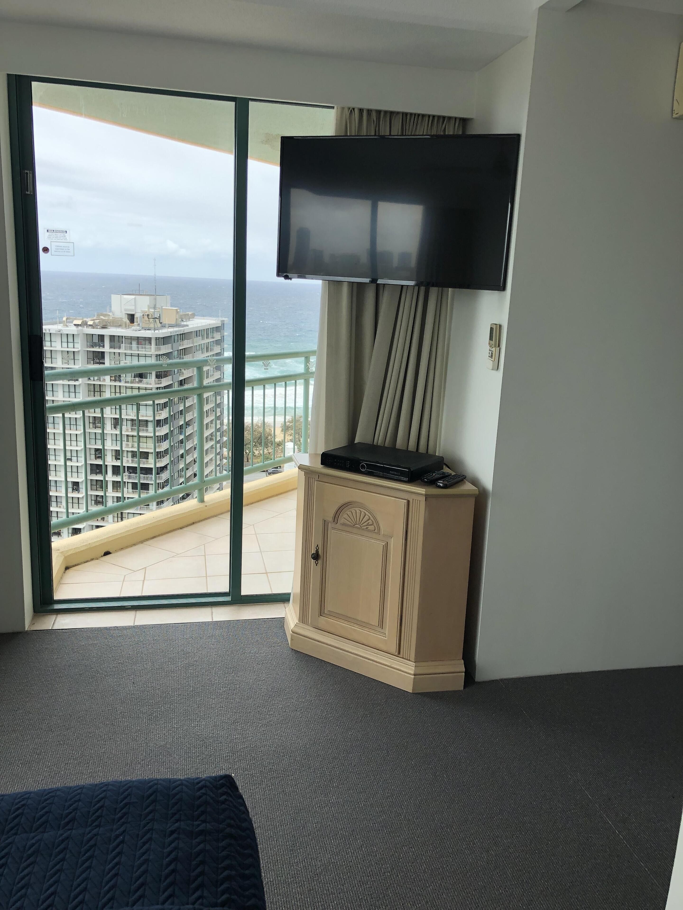 Crown Towers 3 Bdrm Property — image 14