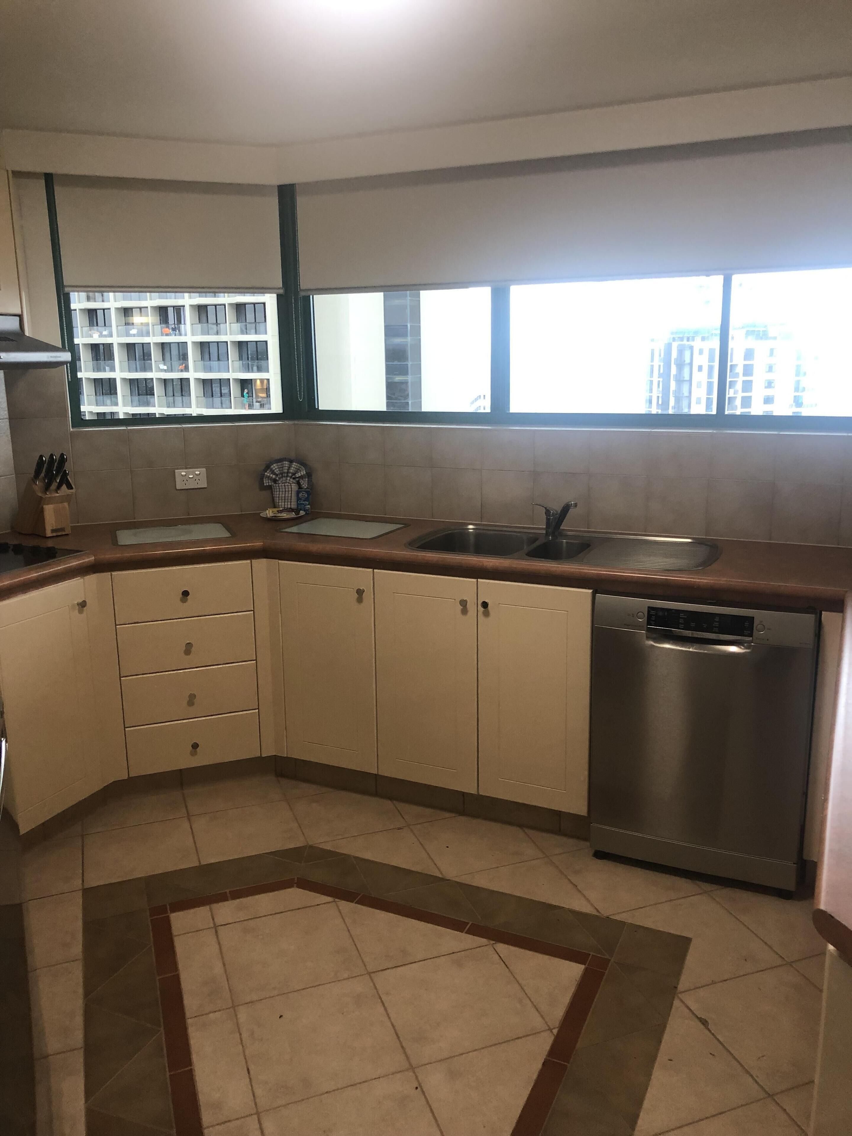 Crown Towers 3 Bdrm Property — image 11