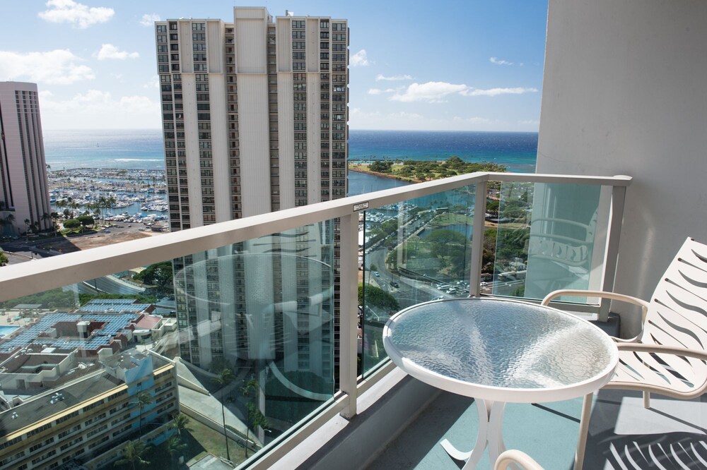 Great Hotel Type Ocean View! Enjoy Ala Moan in High Floor!! (AH9)