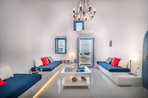 Living room | TV, fireplace, books, music library