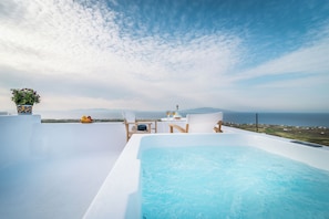 Ein Whirlpool mit Blick auf Meer und Berge.