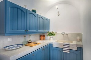 Fridge, oven, coffee/tea maker, toaster - Fava EcoResidence - Gaia Suite (Oia)