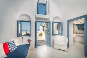 Living room | TV, fireplace, books, music library - Fava EcoResidence - Gaia Suite (Oia)