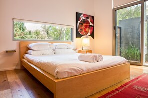 4 bedrooms, iron/ironing board, travel cot, WiFi - Injidup Sanctuary - luxury home close to the beach  (Yallingup)