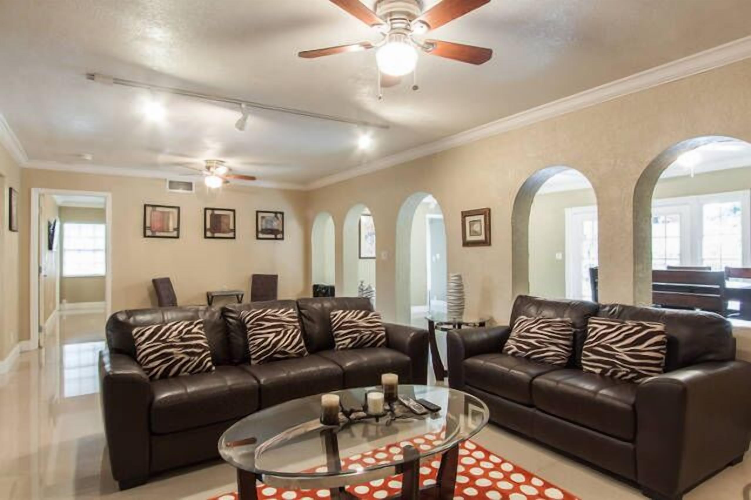 FORT LAUDERDALE  OASIS HOME .SLEEPS 14     .5 bedrooms /3  baths PRIVATE HOME.