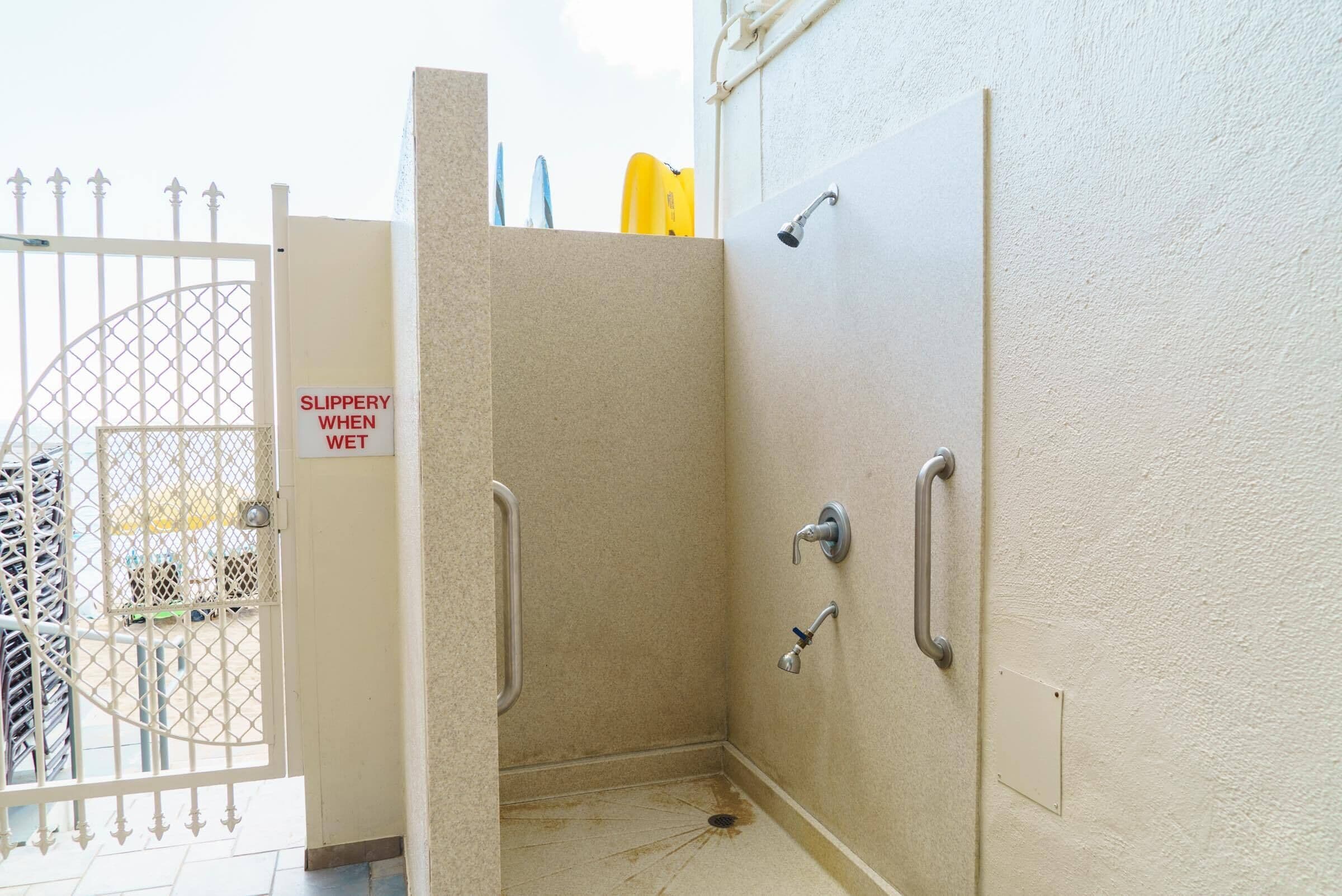 Un bagno bagnato con un cartello che avverte del rischio di scivolamento.