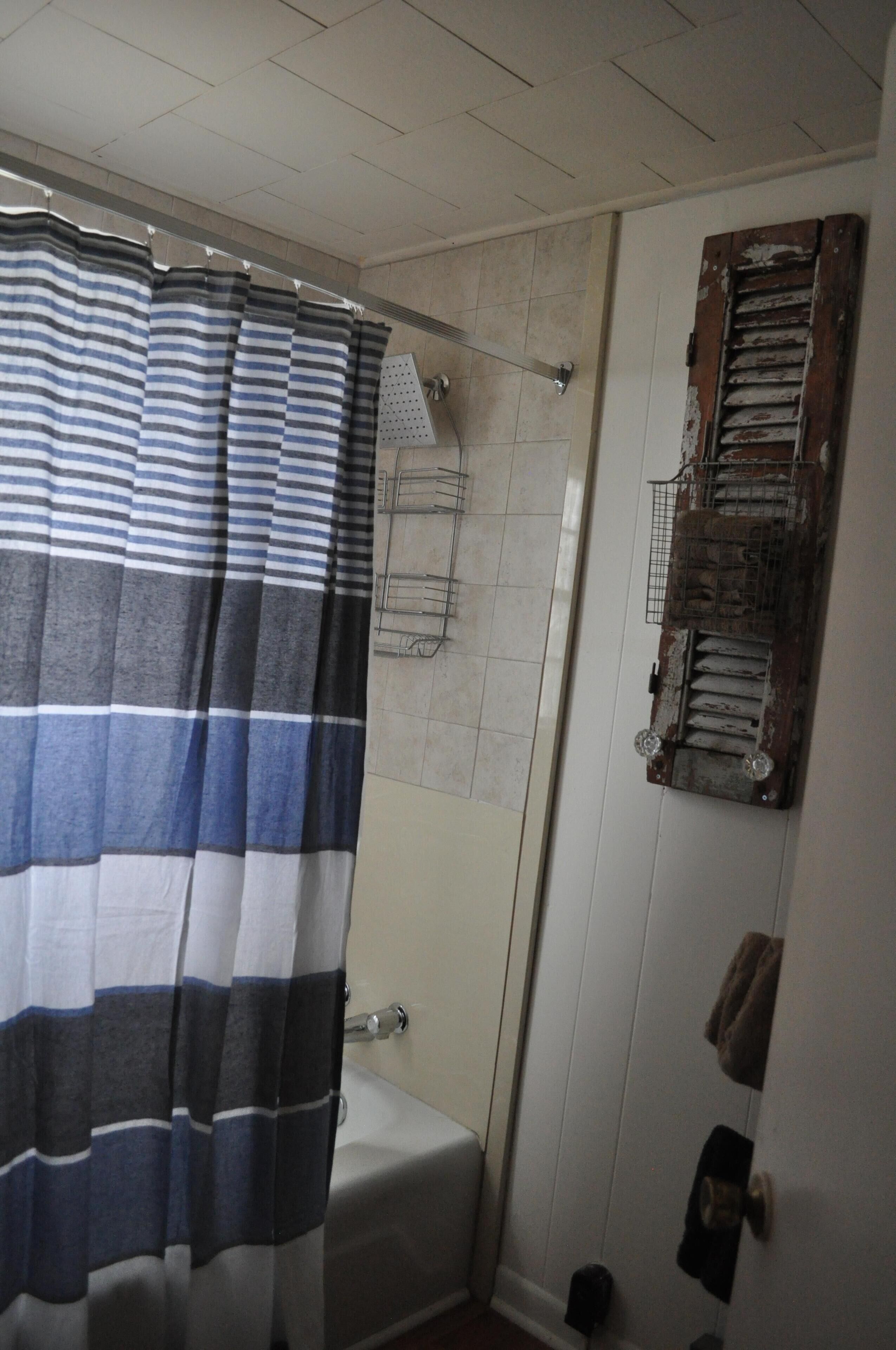 Cozy 2 bedroom offering privacy and convenience located in the HUB of Scott, LA