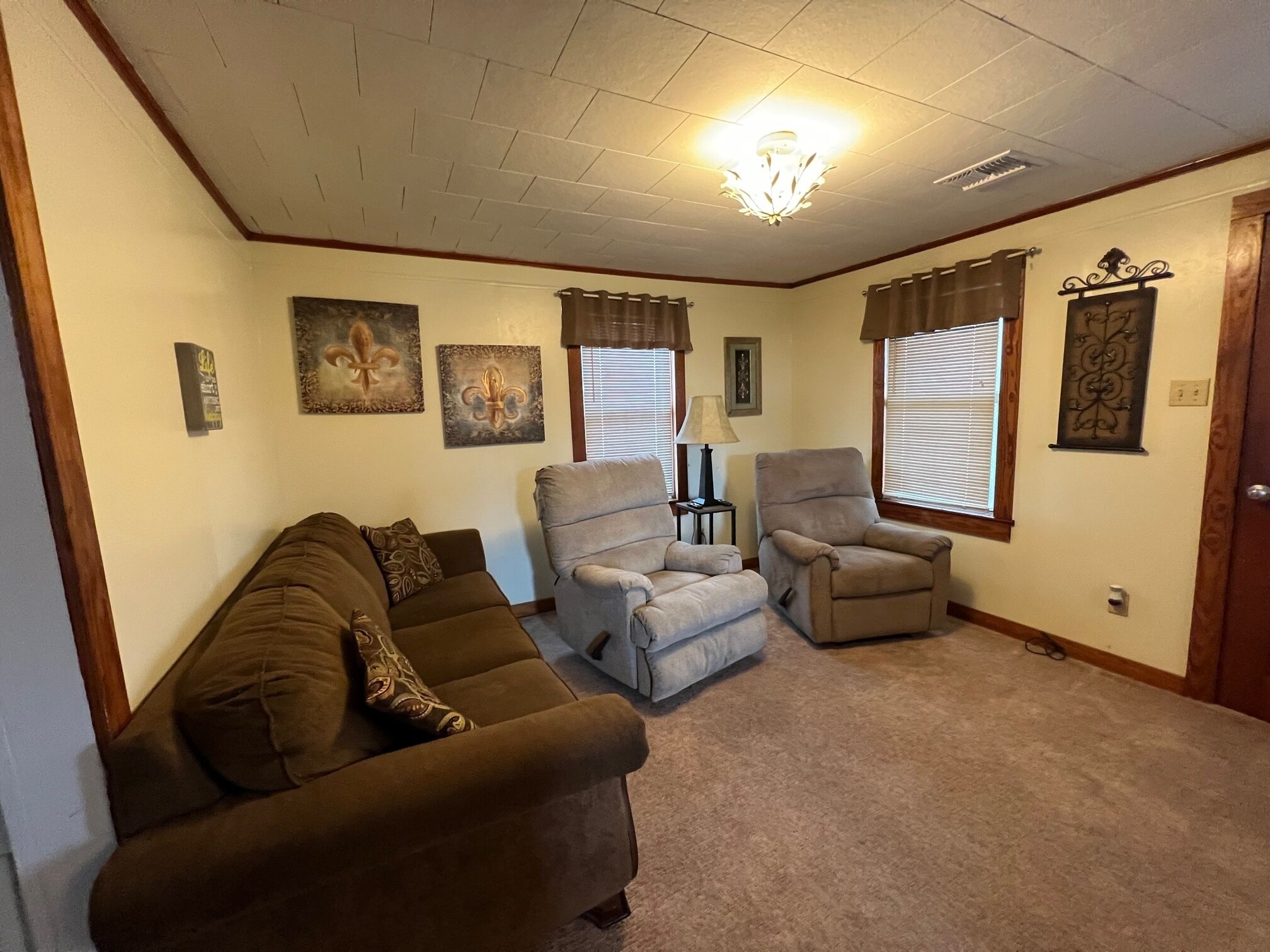 Cozy 2 bedroom offering privacy and convenience located in the HUB of Scott, LA