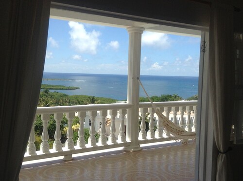 Private & luxurious, solar heated pool, spectacular view, private cook optional